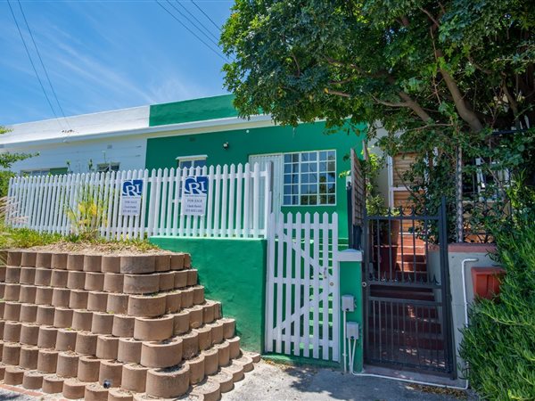 2 Bedroom Property for Sale in Vredehoek Western Cape